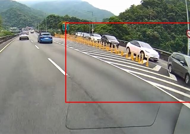 台灣新聞通訊社-快訊／疑因封路誤闖！國5坪林交流道驚見9車集體逆向　最重恐罰3萬6