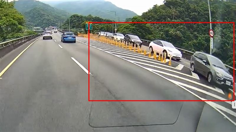 台灣新聞通訊社-快訊／疑因封路誤闖！國5坪林交流道驚見9車集體逆向　最重恐罰3萬6