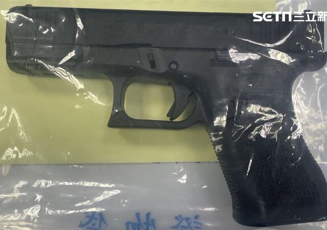 台灣新聞通訊社-連假屁孩出籠！超跑巷亮槍拍照遭逮　22歲男：只是想炫耀