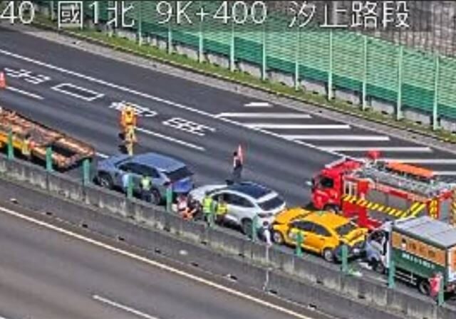台灣新聞通訊社-國1南下汐止段車禍！5車連環追撞、車流一度回堵　1男2女受傷送醫