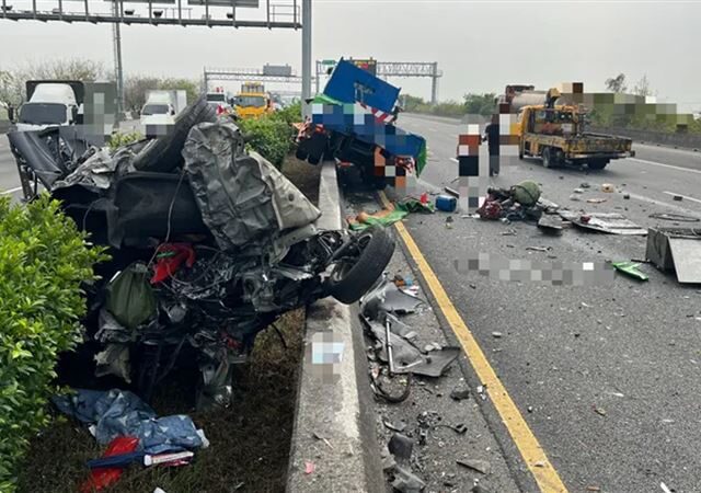 台灣新聞通訊社-撿手機…害國道4連撞！妻子「困夾扁車體亡」　運將下場曝