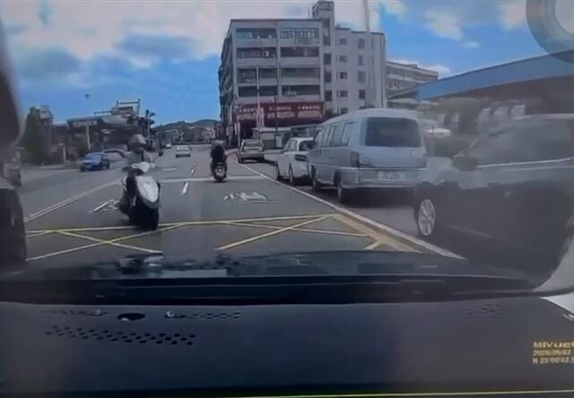 台灣新聞通訊社-瞬撞影片曝光！女騎士鬼切闖對向車道　遭猛撞噴飛喪命
