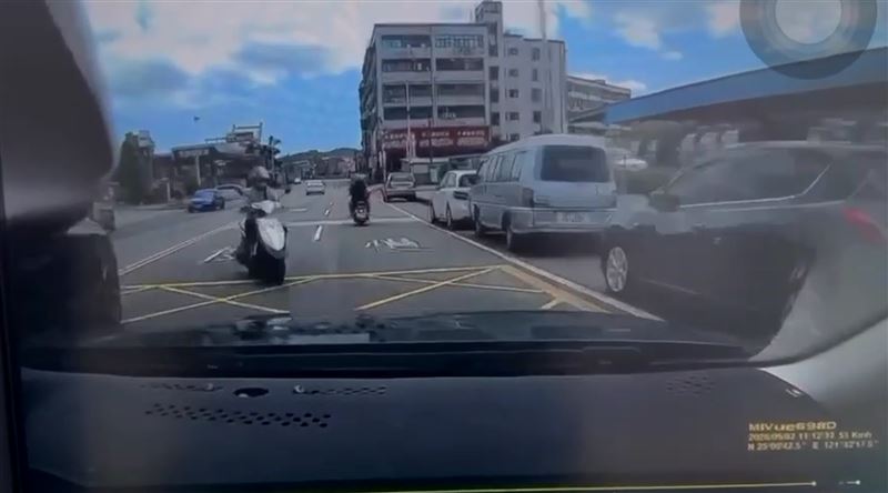台灣新聞通訊社-瞬撞影片曝光！女騎士鬼切闖對向車道　遭猛撞噴飛喪命