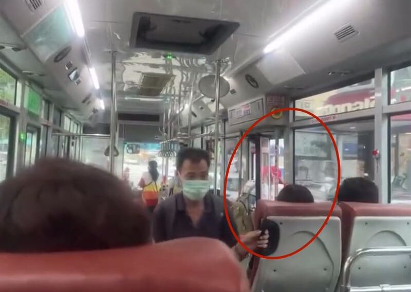 台灣新聞通訊社-悚！70歲阿公搭公車遭門夾頭「頭夾車外車照開」長達30秒！全車目睹尖叫