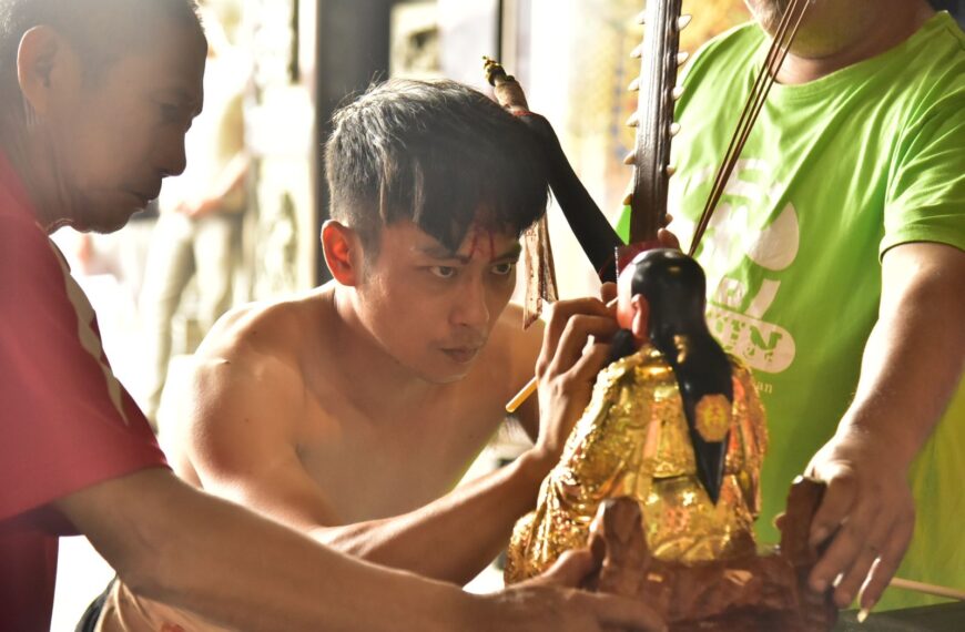 台灣新聞通訊社-乩童不是好差事!新乩坐禁只能喝水啃甘蔗 出關褲子都變鬆