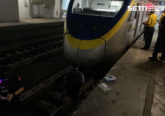 台灣新聞通訊社-台鐵旅客墜軌…遭區間輾過亡！司機「語氣顫抖」喊話乘客1句