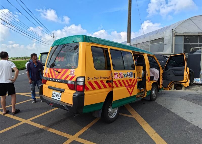 台灣新聞通訊社-快訊/雲林驚傳娃娃車事故!碰撞休旅車「車頭撞凹」 車上11童全送醫