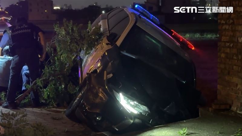 台灣新聞通訊社-快訊/圍捕出意外!警車失控墜溝…2警送醫