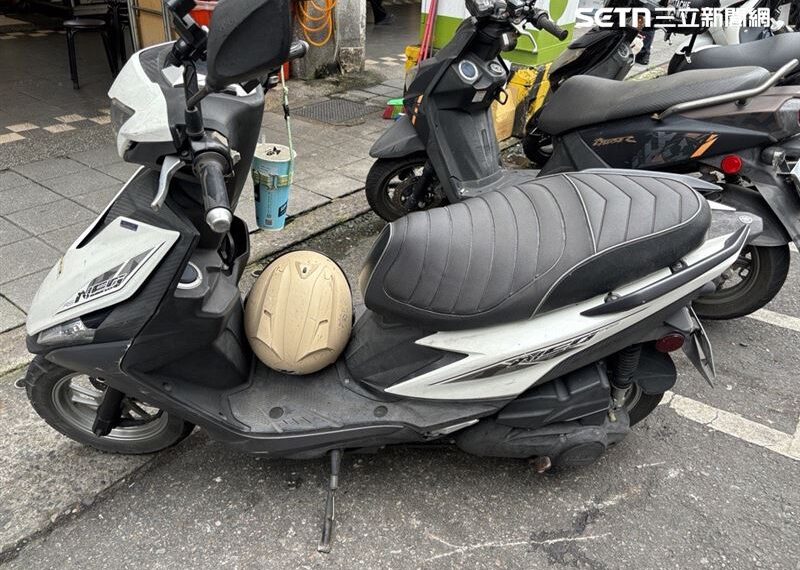 台灣新聞通訊社-司機慘吞罰單！多元計程車靠邊臨停　美籍男開車門擊落女騎士