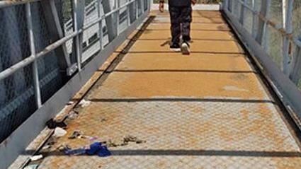 台灣新聞通訊社-泰國天橋淪愛愛據點！驚見滿地「子孫袋」　村民傻眼：怎麼還有小黃瓜