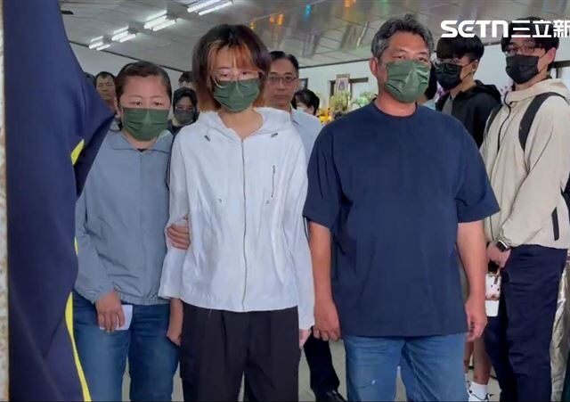 台灣新聞通訊社-女大生靈堂「上香一反應」！女警男友對比泣嘆搖頭：目擊者彎腰幅度更低