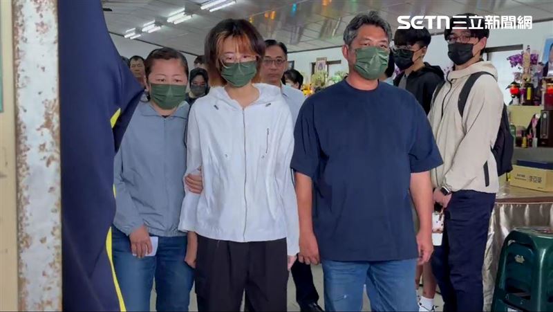 台灣新聞通訊社-女大生靈堂「上香一反應」！女警男友對比泣嘆搖頭：目擊者彎腰幅度更低