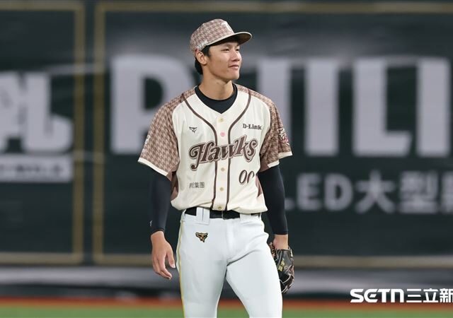 台灣新聞通訊社-中職／空中抓飛鳥美技讓洪總難掩激動之情　朱盟首先發獲王柏融暖心關心