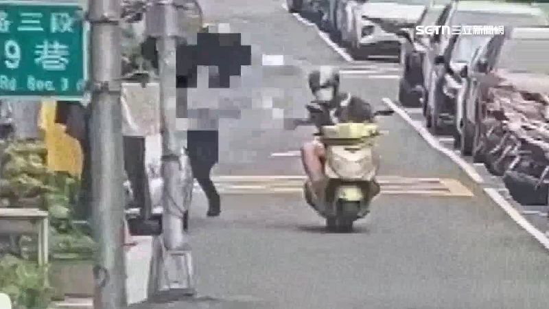 台灣新聞通訊社-獨家／承德路飛車搶案！婦尖叫狂追　劫匪北市亂竄落網
