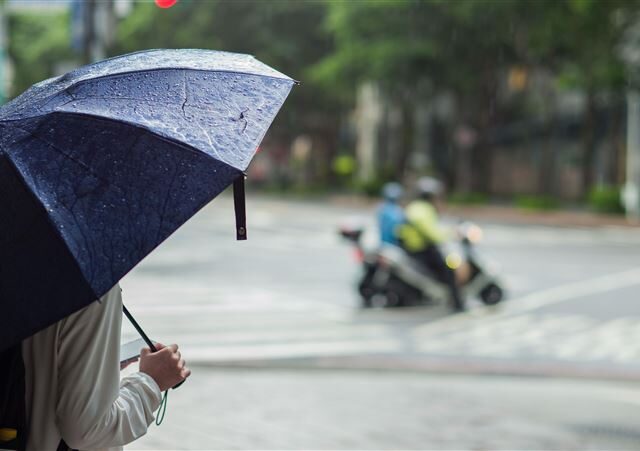 台灣新聞通訊社-梅雨季首波鋒面今殺到！午後雷雨範圍擴大　全台轉涼「雨彈炸到這天」