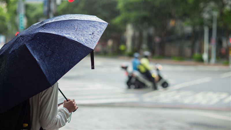 台灣新聞通訊社-梅雨季首波鋒面今殺到！午後雷雨範圍擴大　全台轉涼「雨彈炸到這天」