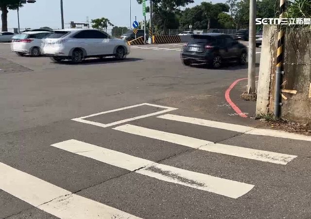 台灣新聞通訊社-獨家／奇葩待轉區！劃車道上、只能停半輛車　騎士嘆：已放棄
