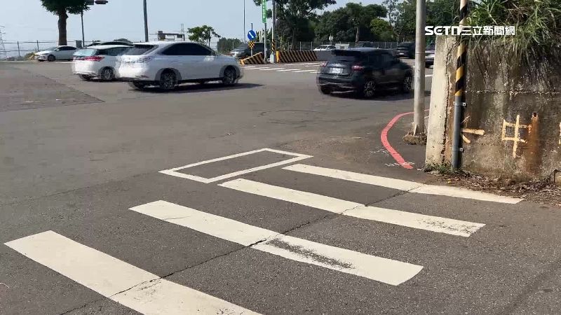台灣新聞通訊社-獨家／奇葩待轉區！劃車道上、只能停半輛車　騎士嘆：已放棄