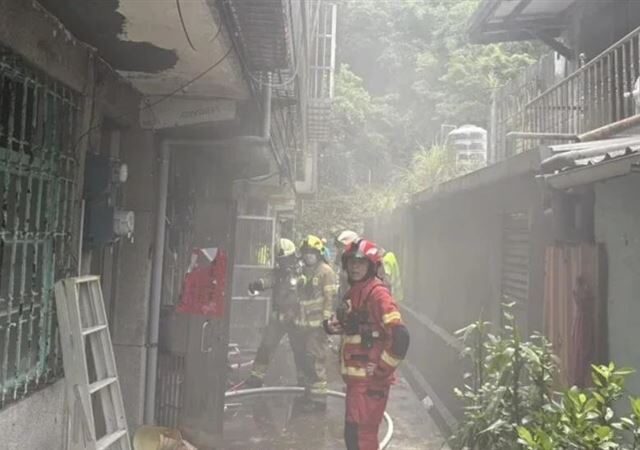 台灣新聞通訊社-基隆民宅1樓火警！警消緊急出動人車救援　屋主夫妻外出逃過一劫