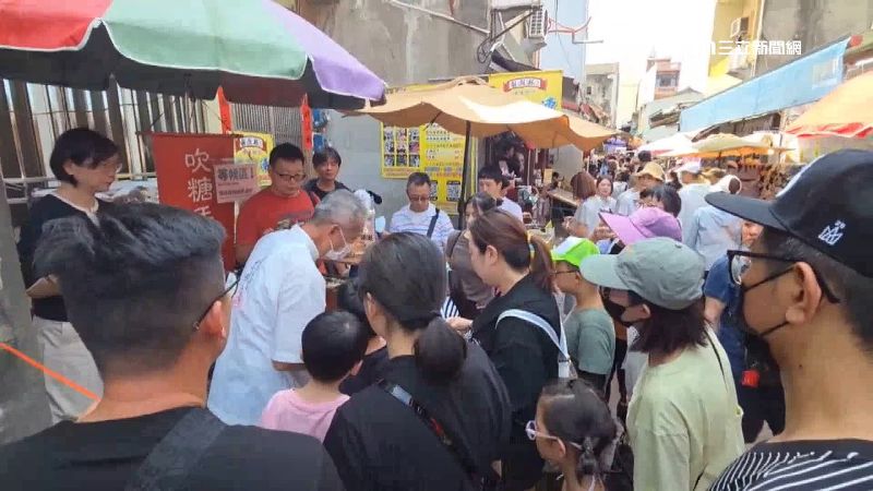 台灣新聞通訊社-勞動節首度全國放假！「最強老街」爆人潮　連假國旅再回溫