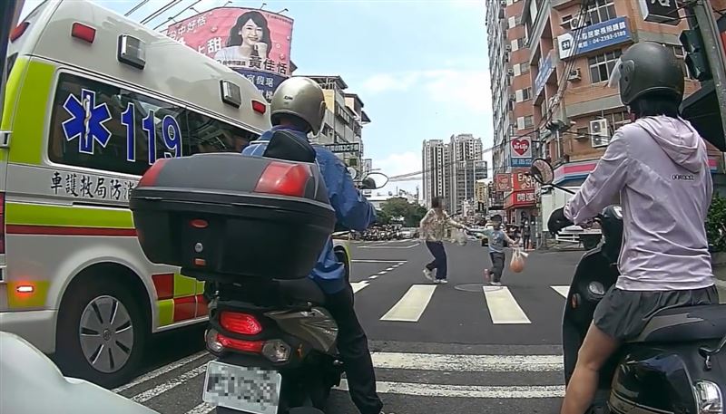 台灣新聞通訊社-斑馬線驚魂！救護車急煞讓祖孫引戰　官方開口：行人不避讓最高罰500