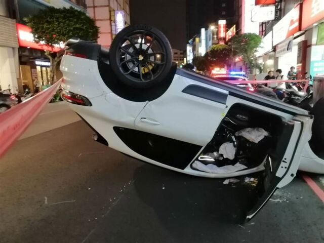 台灣新聞通訊社-街頭驚見保時捷自撞「四輪朝天」…多輛機車遭波及　駕駛棄車落跑
