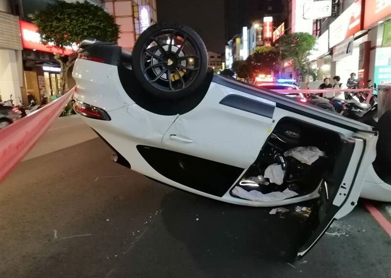 台灣新聞通訊社-街頭驚見保時捷自撞「四輪朝天」…多輛機車遭波及　駕駛棄車落跑