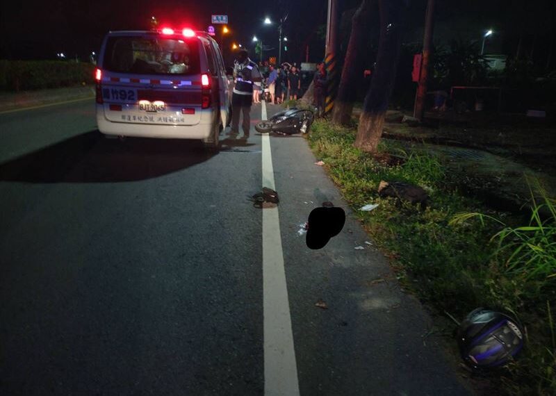 台灣新聞通訊社-高雄22歲男「詭異偏移」正撞路樹！頭部重創命危　現場畫面曝光