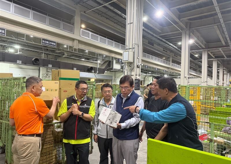 台灣新聞通訊社-包裹掛號全卡住「郵政A7中心啟用爆延誤」王國材親赴現場慰問:本週恢復
