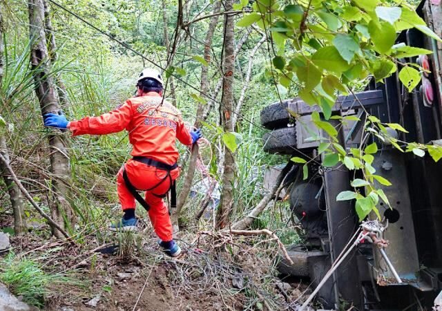 台灣新聞通訊社-九九山莊施工卡車墜山谷！司機腿部骨折、越南籍移工命危送醫搶救