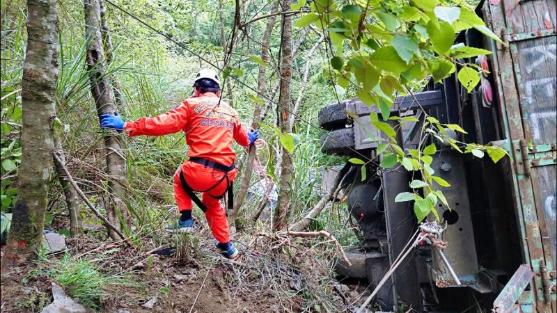台灣新聞通訊社-九九山莊施工卡車墜山谷！司機腿部骨折、越南籍移工命危送醫搶救