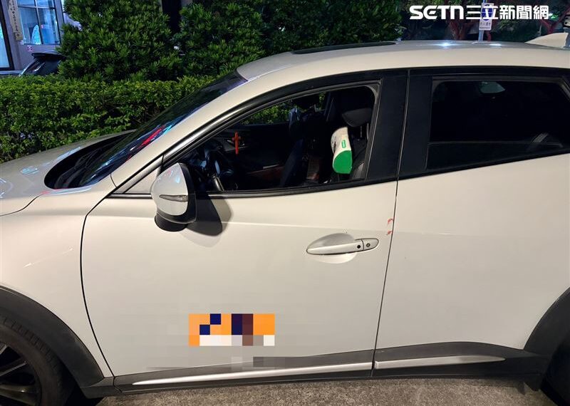 台灣新聞通訊社-路怒症發作!機車騎士不滿被按喇叭 拿安全帽砸破計程車窗