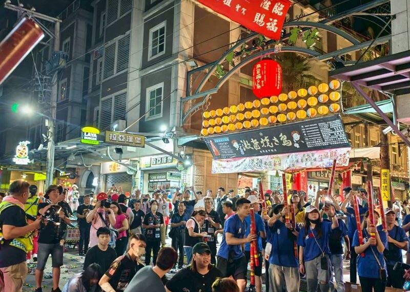 台灣新聞通訊社-媽祖迺夜市！激旨燒鳥迎來「三媽合體」賜福 老闆當場淚崩