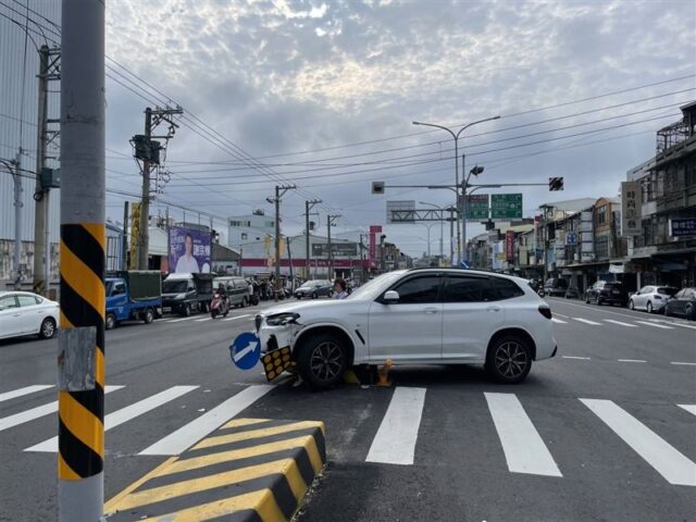 台灣新聞通訊社-最衰路口第16撞！BMW迴轉「騎上」彰南路庇護島　網譏：變新車展示場