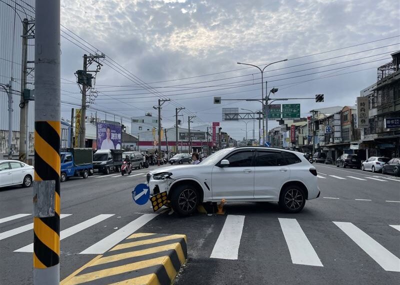 台灣新聞通訊社-最衰路口第16撞!BMW迴轉「騎上」彰南路庇護島 網譏:變新車展示場