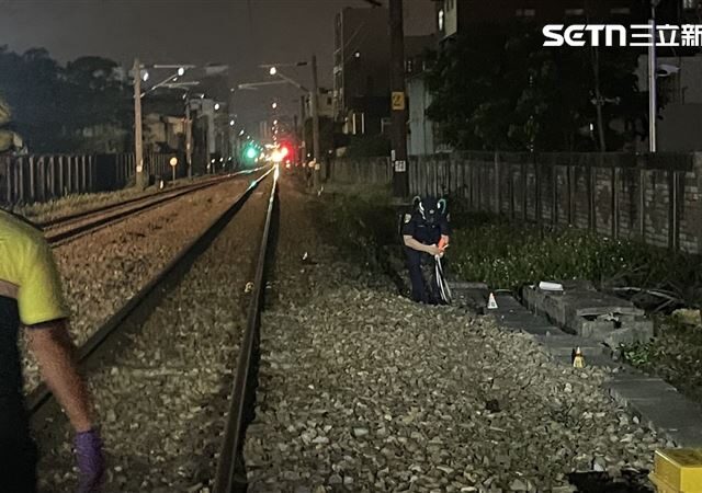台灣新聞通訊社-現場畫面曝！闖平交道被「自強號撞上」他小腿開放性骨折…急送醫搶救