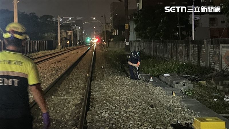 台灣新聞通訊社-現場畫面曝！闖平交道被「自強號撞上」他小腿開放性骨折…急送醫搶救