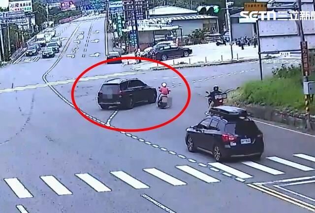 台灣新聞通訊社-台3線死亡車禍！賓士闖紅燈擊落騎士…「男慘捲車底遭輾斃」驚悚畫面曝