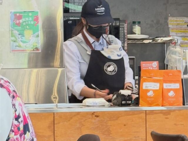 台灣新聞通訊社-路易莎店員「肚子蓬蓬的」真相暖哭！揹嬰上班感動25萬人　業主曝內情