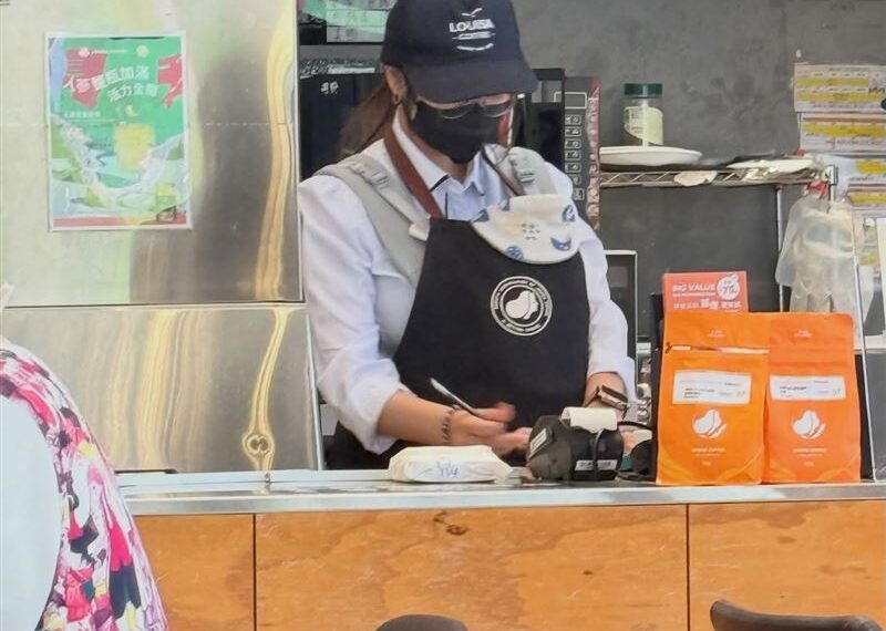 台灣新聞通訊社-路易莎店員「肚子蓬蓬的」真相暖哭！揹嬰上班感動25萬人　業主曝內情