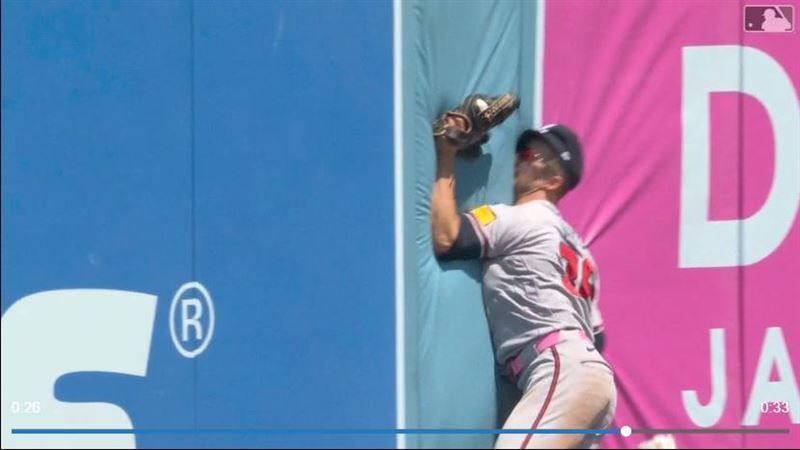 台灣新聞通訊社-MLB/外野手接殺飛球後正面撞上全壘打牆 看畫面都覺得痛!