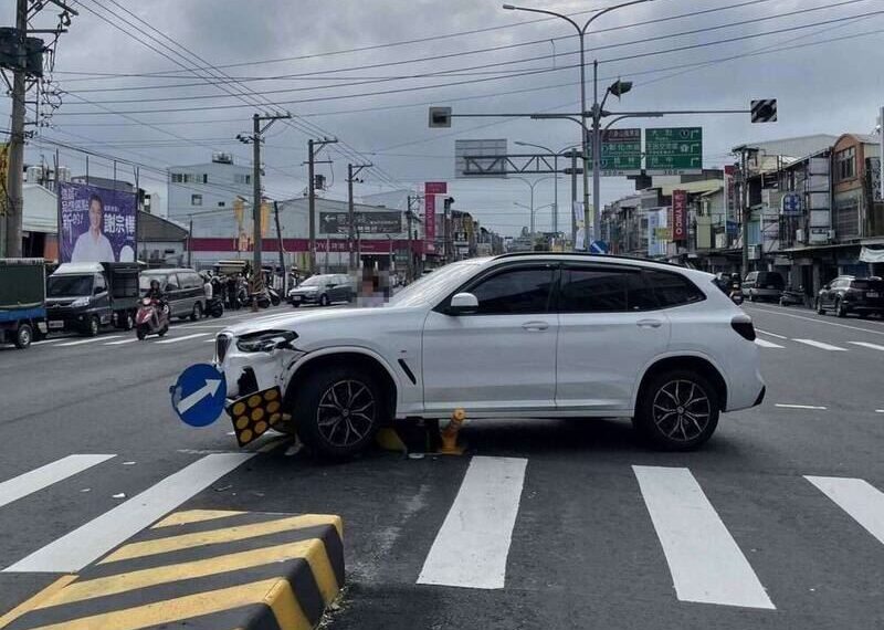 台灣新聞通訊社-全台「最衰庇護島」第16撞!BMW左轉卡住 網譏:行人替死鬼過濾器