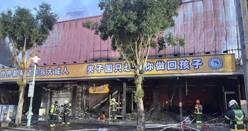 台灣新聞通訊社-火警驚魂！桃園夾娃娃機店突竄火舌　百坪瞬間燃燒、出動百人搶救