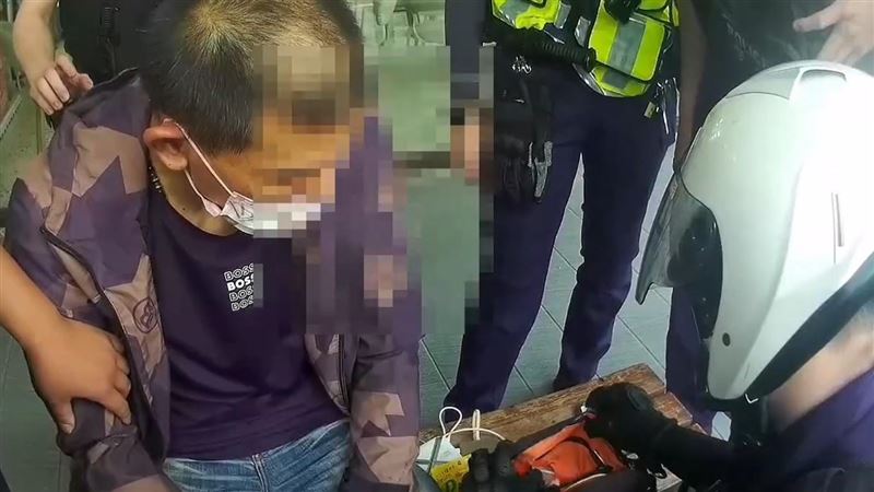 台灣新聞通訊社-桃園毒蟲偷車逛大街！遭警方包圍狼狽落網　身上查獲海洛因、安非他命
