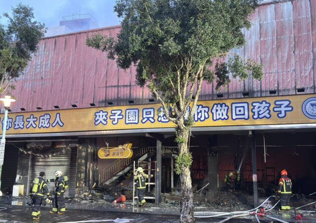 台灣新聞通訊社-火警驚魂！桃園夾娃娃機店突竄火舌　百坪瞬間燃燒、出動百人搶救