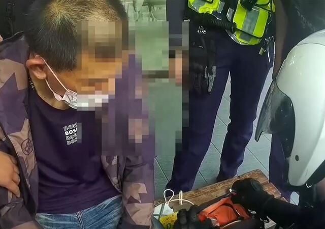 台灣新聞通訊社-桃園毒蟲偷車逛大街！遭警方包圍狼狽落網　身上查獲海洛因、安非他命