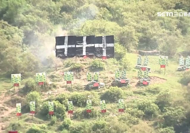 台灣新聞通訊社-參加聯勇三軍聯合操演！天兵幹走「7發子彈」拍照留念…長官被抓包