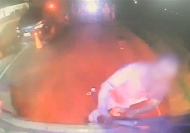 台灣新聞通訊社-花蓮男遭砍頭手噴血！情緒突暴走衝下救護車　狂怒搥打、扯雨刷畫面曝