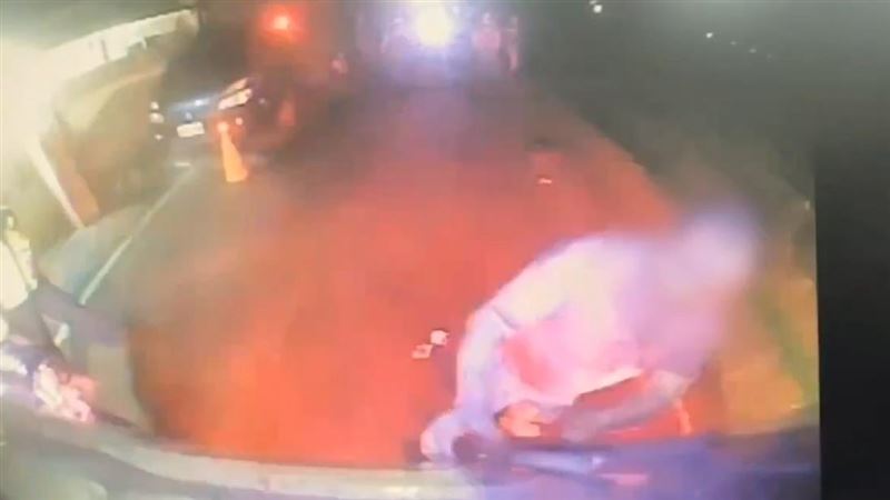 台灣新聞通訊社-花蓮男遭砍頭手噴血！情緒突暴走衝下救護車　狂怒搥打、扯雨刷畫面曝