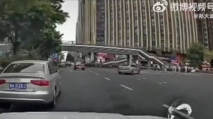 台灣新聞通訊社-中國成都鬧區開車蓄意衝撞多人倒地 警方通報1死11傷